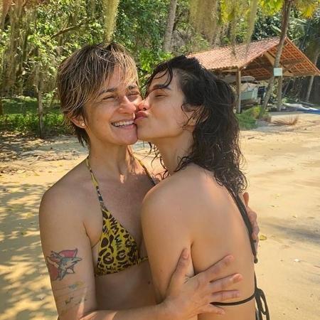 Nanda Costa posa ao lado de Lan Lahn em dia de praia - Reprodução / Instagram