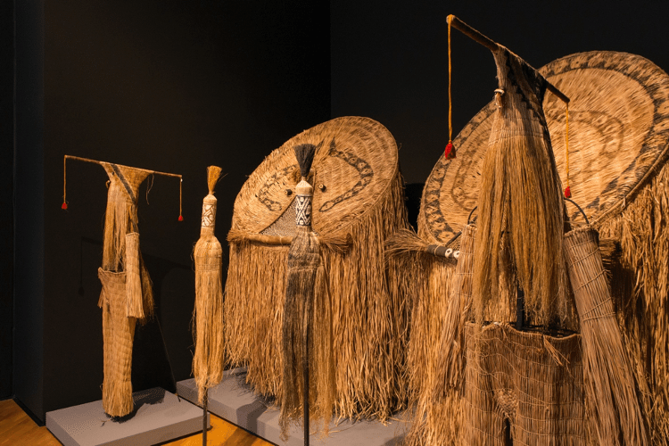 Vestimentas cerimoniais do povo Waurá, habitante do Alto Xingu, em exibição na mostra Véxoa - Levi Fanan/Divulgação - Levi Fanan/Divulgação