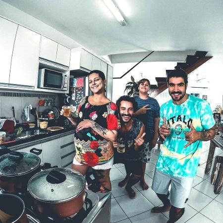 08.nov.2020 - Caio Castro com amigos em Ubatuba, São Paulo - Reprodução/Redes sociais