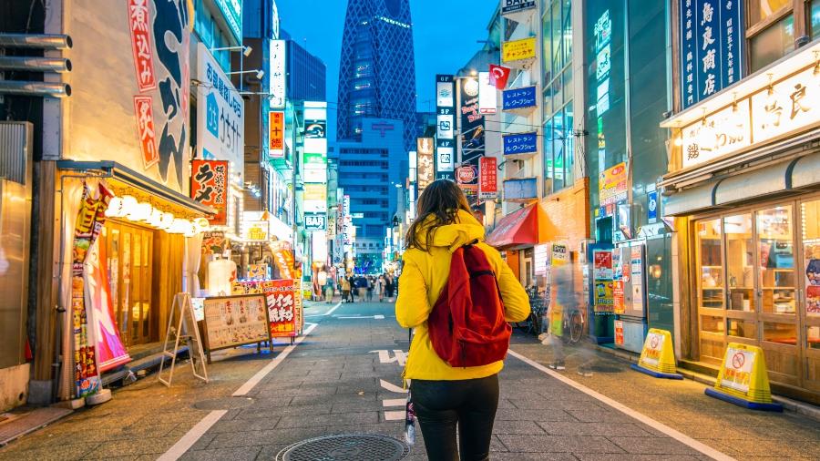 Mulher andando por Tóquio: estrangeiros proibidos de entrar no país - Marco Bottigeli/Getty Images