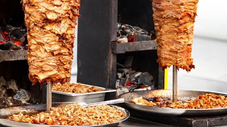 Pedaços caramelizados vão da bandeja para o pão pita - Getty Images/iStockphoto - Getty Images/iStockphoto