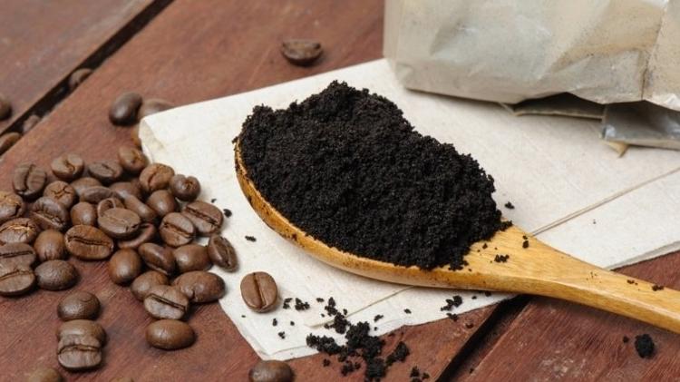 Embora seja um resíduo orgânico, a borra de café não se dissolve na água e pode se acumular no encanamento ao longo do tempo Embora seja um resíduo orgânico, a borra de café não se dissolve na água e pode se acumular no encanamento ao longo do tempo