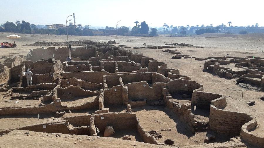 Foto divulgada pelo Ministério de Antiguidades egípcio da descoberta, próximo a Luxor - Egyptian Ministry of Antiquities/AFP