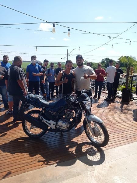 Tawan Gomes (de regata) e os amigos ao receber a moto - Arquivo pessoal
