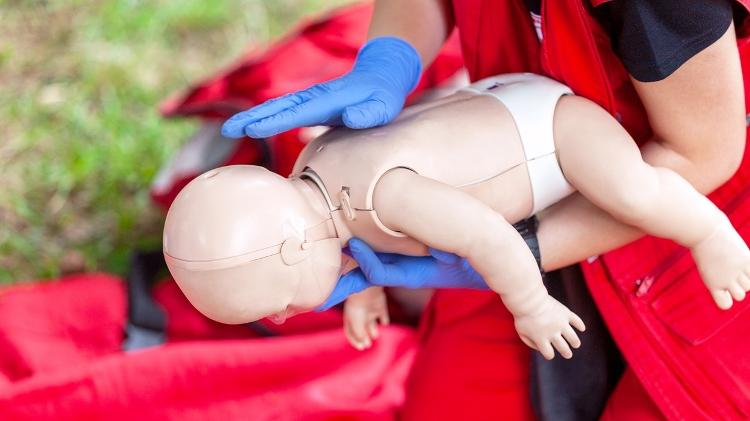 Socorro, socorrendo bebê engasgado, engasgo, manobra de Heimlich - iStock - iStock