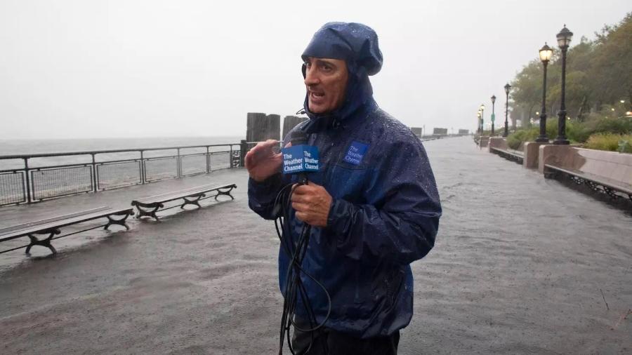 Jim Cantore faz reportagens meteorológicas para o canal The Weather Channel - Getty Images