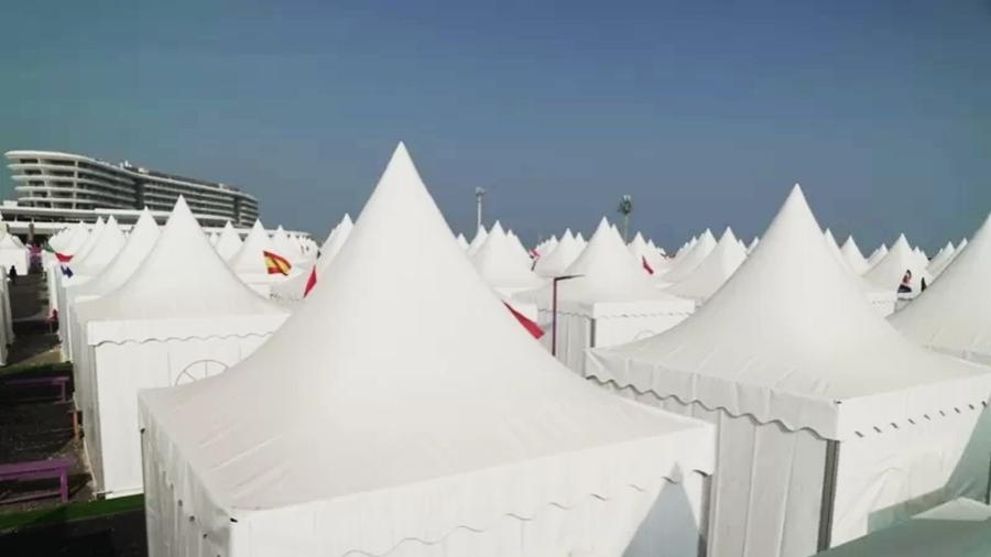 Qetaifan Island Fan Village consiste em 1.800 tendas, cada uma com capacidade para duas pessoas - BBC Sport