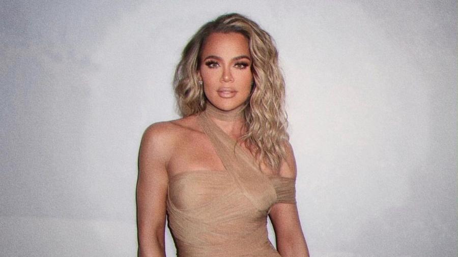 Socialite Khloé Kardashian posta foto e é acusada de photoshop