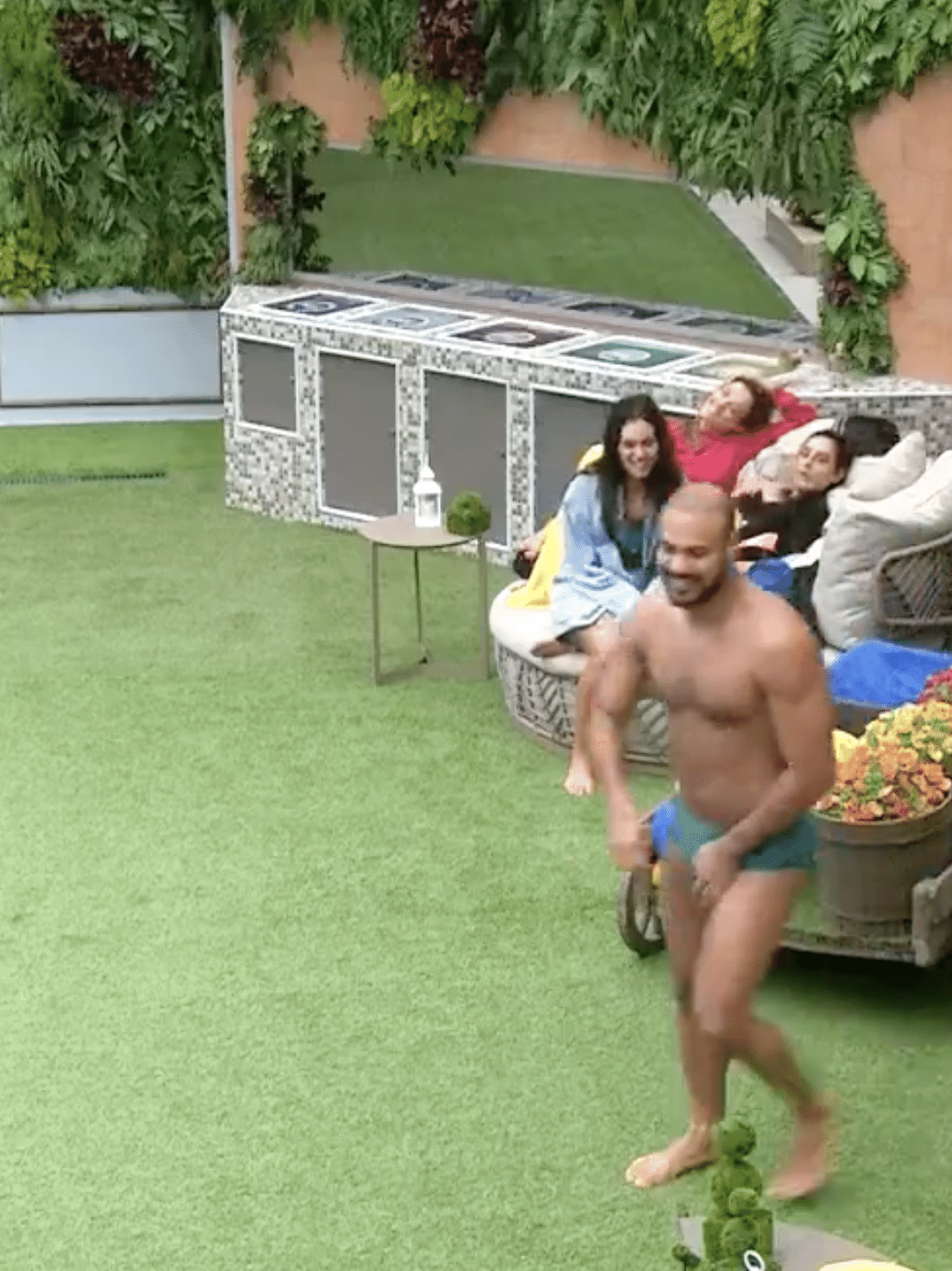 BIA SALTA UM PUM NA CASA DO BBB E A REAÇÃO DO MARCUS VINICIOS É A