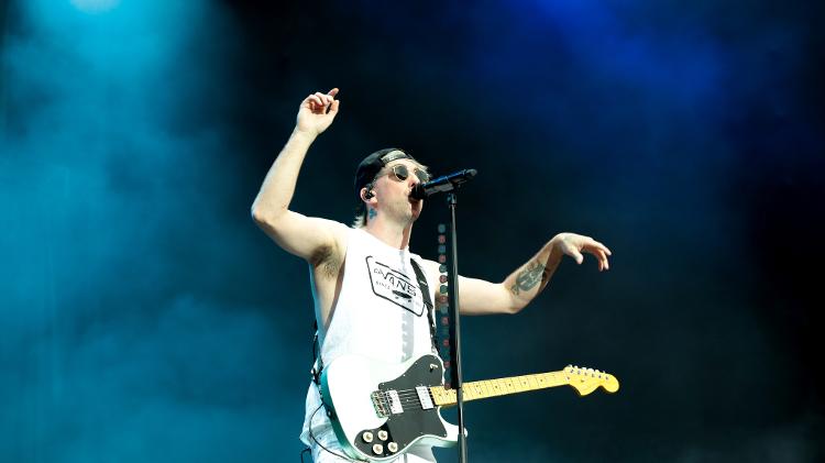 Alex Gaskarth, vocalista do All Time Low, canta para o público na "festa emo" I Wanna Be Tour