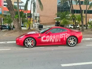 'Corrupto': Ferrari viraliza ao surgir pichada e ser guinchada em Maceió