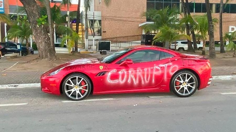 Ferrari 'vandalizada' com xingamentos virou assunto na capital de Alagoas