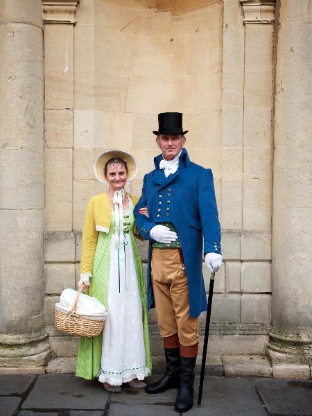 Casal no Jane Austen Festival na cidade de Bath