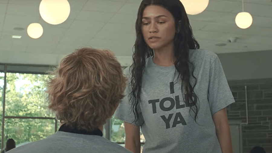 Zendaya usa camiseta com os dizeres 'I told ya' em "Rivais"