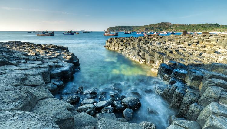 Formações similares na Escócia ligam os dois países à lenda da praia dos gigantes