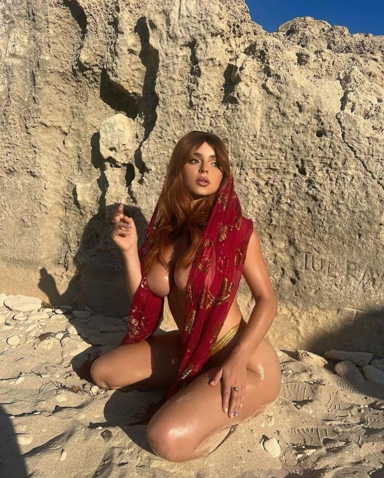 Demi Rose posa de topless em praia na Espanha 