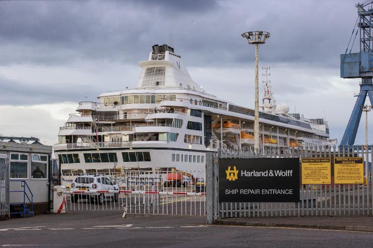 O Odyssey nas docas da Harland and Wolff, empresa que construiu o Titanic, no porto de Belfast