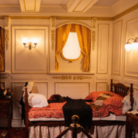 Réplica de uma das cabines de passageiros, com móveis e decoração inspirados no navio original Réplica de uma das cabines de passageiros, com móveis e decoração inspirados no navio original