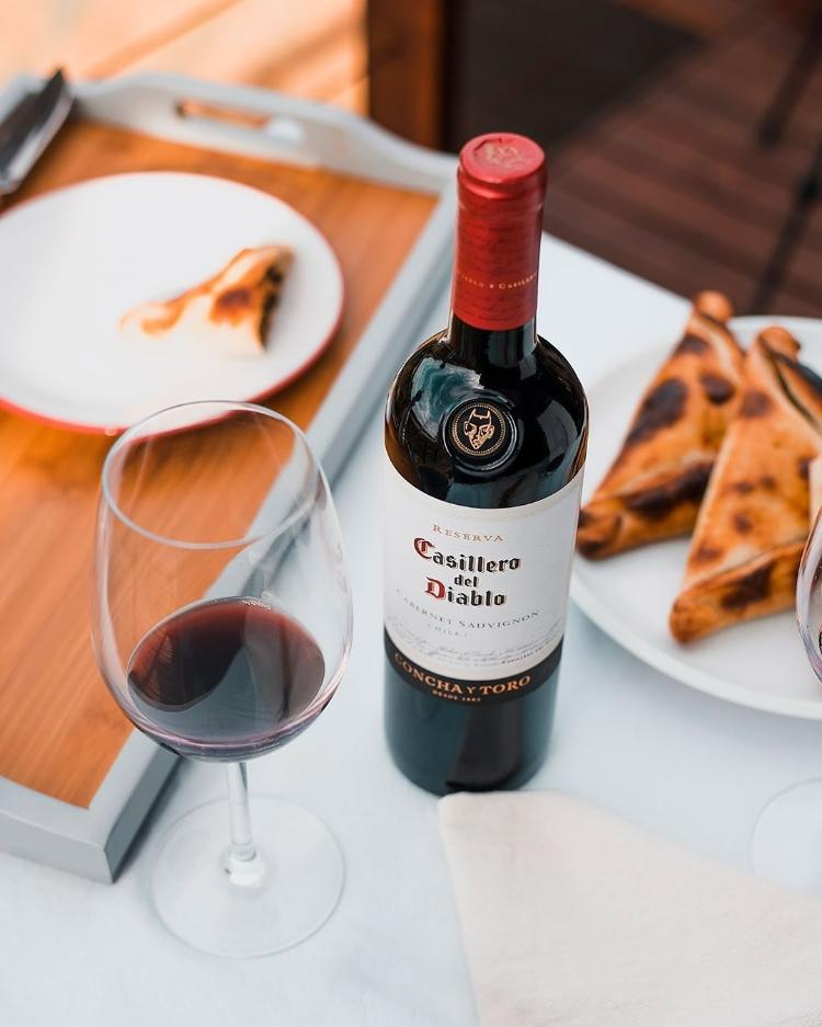 Com rótulos para diferentes bolsos, o 'Casillero del Diablo' é produzido desde 1962.