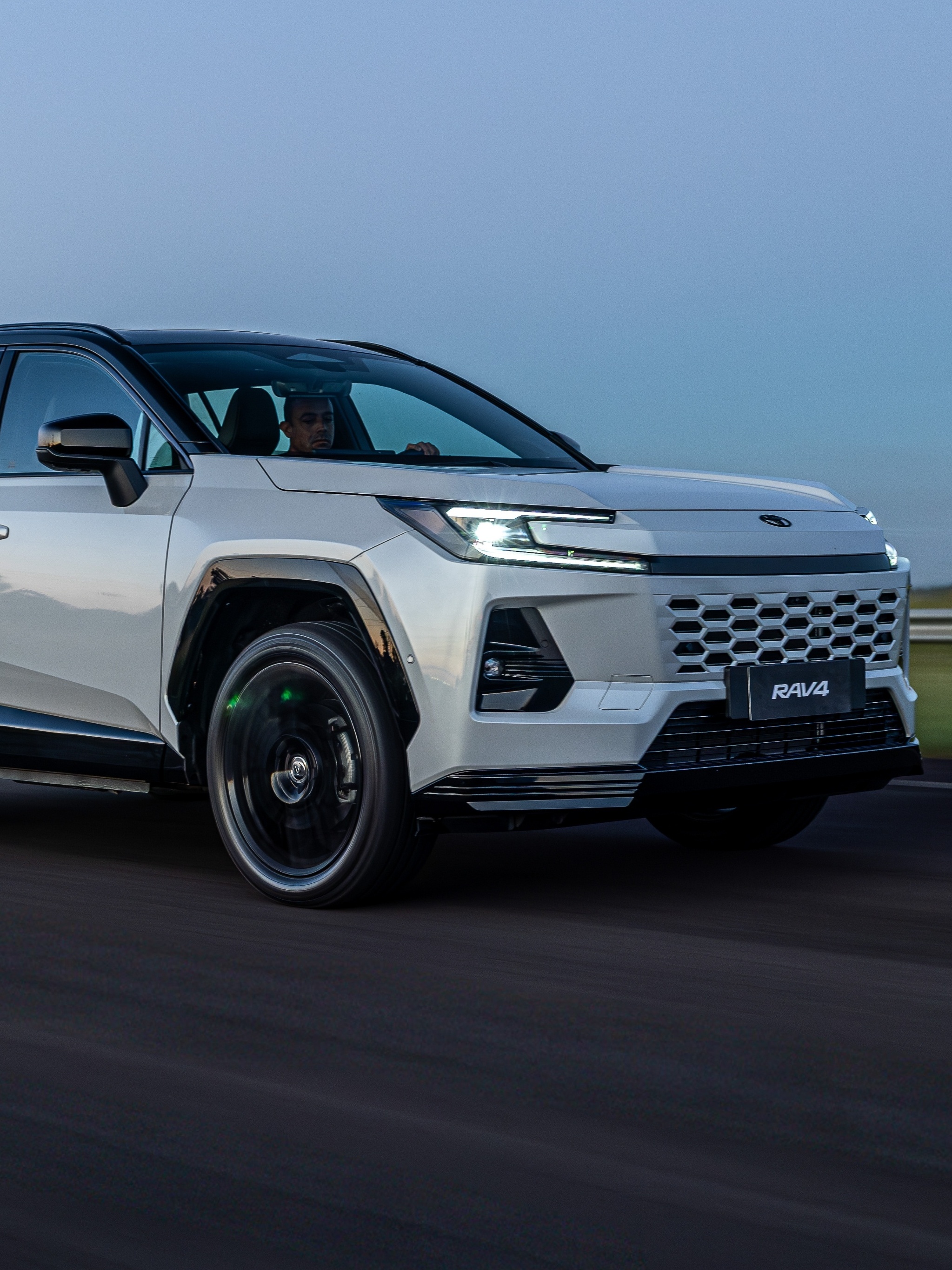 Toyota RAV4 volta a ter versão híbrida plug-in; veja preço e autonomia
