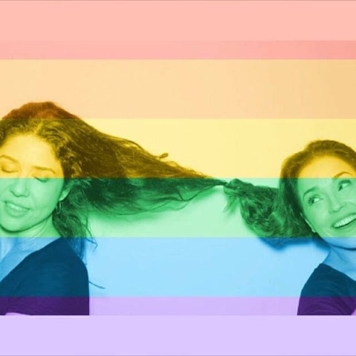 26.jun.2015 - Daniela Mercury se juntou à mulher, Malu Verçosa, para fazer uma foto romântica para o Facebook com as cores do arco-íris em comemoração à legalização do casamento entre gays e lésbicas aprovada nesta sexta (26) nos Estados Unidos