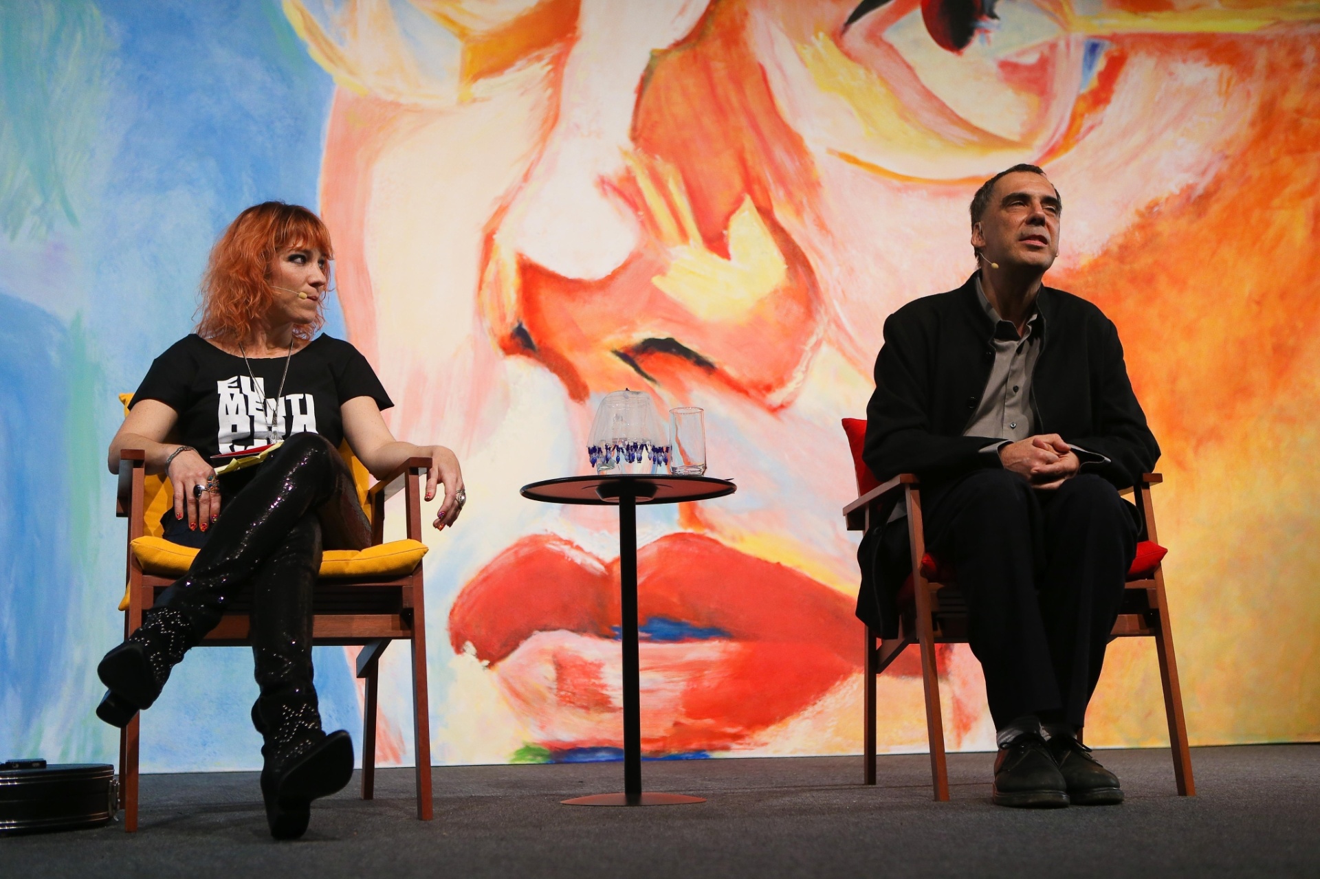 4.jul.2015 - Arnaldo Antunes e Karina Buhr cantam e recitam poesias na mesa "Desperdiçando Verso", na Flip, com mediação de Noemi Jaffe - Zanone Fraissat/Folhapress