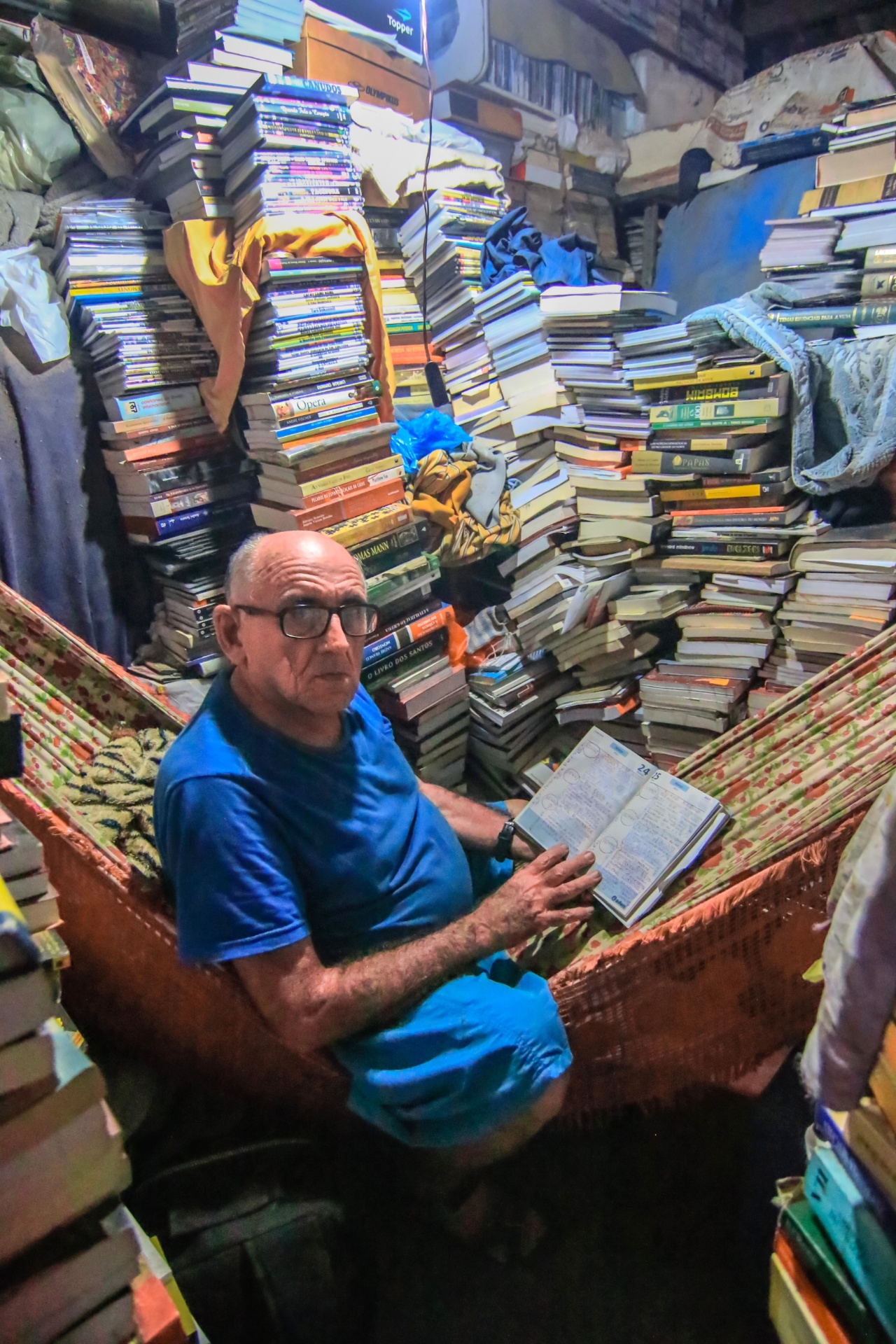 Seu Inácio, 75 anos, é um potiguar que criou o próprio conhecimento ao optar por viver rodeado de livros e filmes - Canindé Soares/UOL