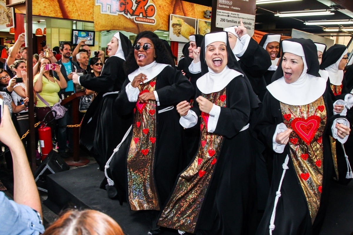 1.ago.2015- Karin e elenco do musical  "Mudança de Hábito" fazem pequena apresentação de um número do espetáculo no meio do Mercadão Municipal de São Paulo, na região central da cidade - Manuela Scarpa/Photo Rio News