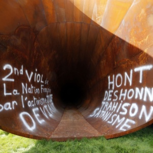 A obra "Dirty Corner", de Anish Kapoor, apelidada como "vagina da rainha" foi alvo de vandalismo no Palácio de Versalhes, na França - François Guillot/AFP Photo