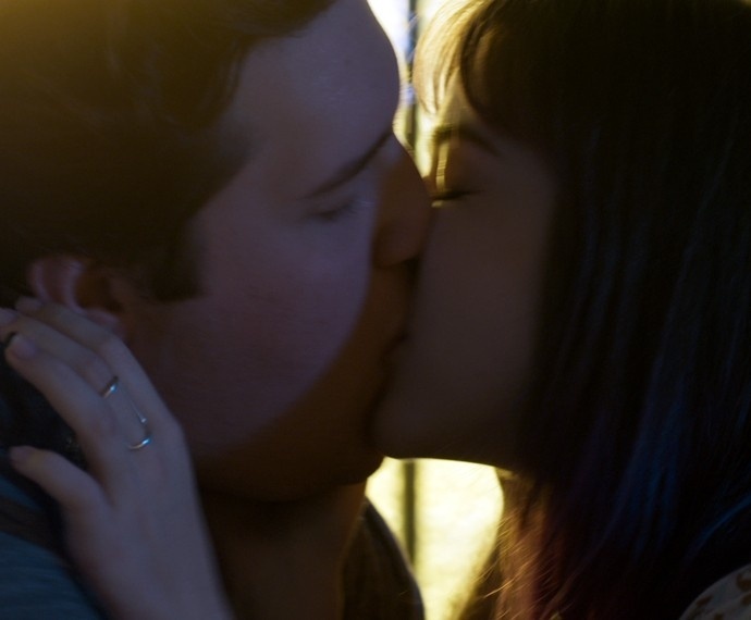 Eziel e Nina se beijam no penúltimo capítulo de 
