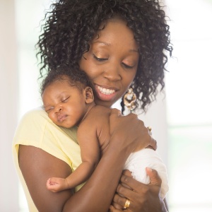 Dar colo para o bebê não é sinônimo de deixar a criança mimada - Getty Images