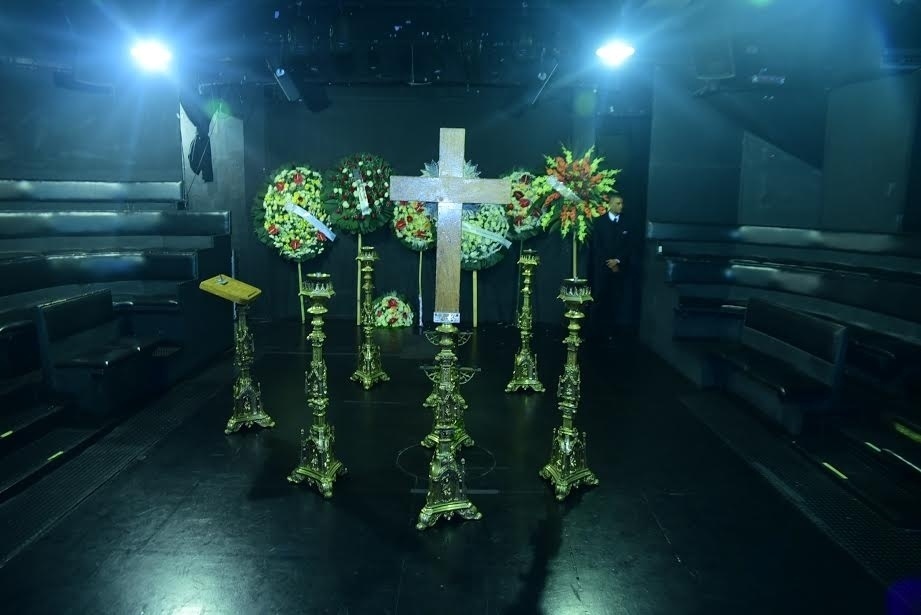 28.abr.2016- Amigos enviam coroas de flores na despedida do ator Umberto Magnani, que morreu aos 75 anos por complicações de um AVC hemorrágico na quarta-feira (27) - Leo Franco/Ag.News