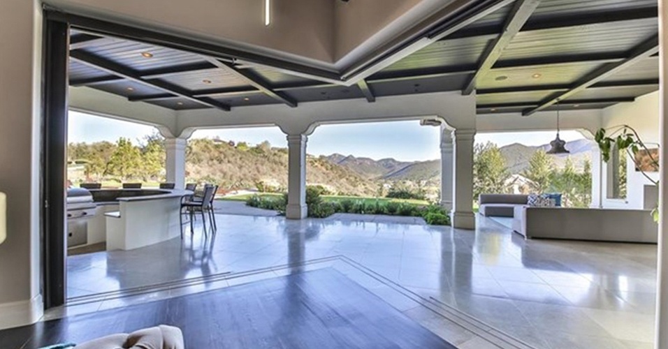 Da sala da casa de Britney Spears, na Califórnia, é possível apreciar as montanhas da região de Santa Monica. A princesinha do pop está vendendo a casa por R$ 32 milhões