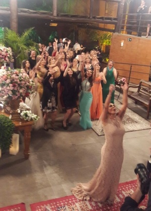 Gretchen joga o buquê em seu casamento com o empresário português Carlos Marques - Divulgação - Divulgação