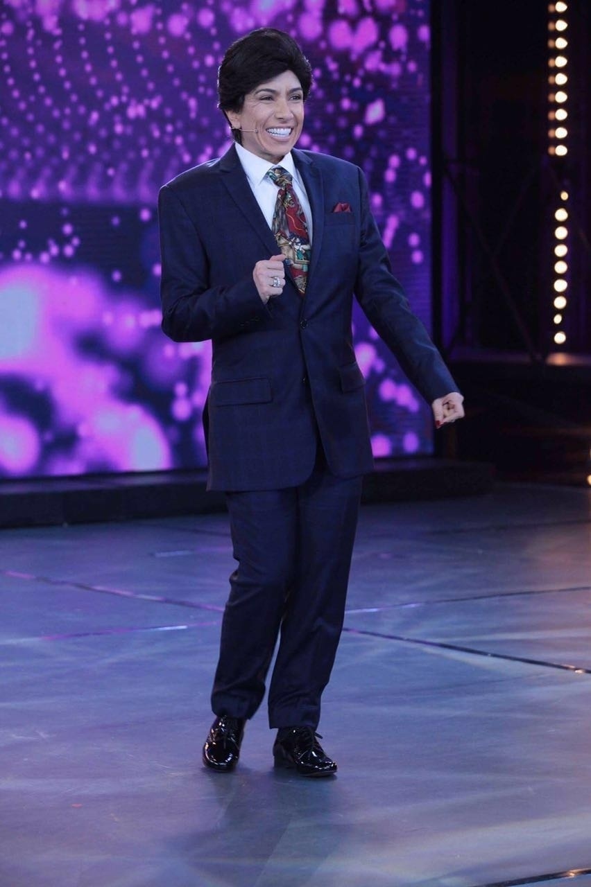 Para comemorar os 35 anos do SBT, Patricia Abravanel se fantasiou de Silvio Santos no "Máquina da Fama" que irá ao ar na próxima segunda (15). A apresentadora comandará seu programa vestida como o pai, com direito a peruca e terno, além dos bordões do dono do SBT - Leonardo Nones/SBT