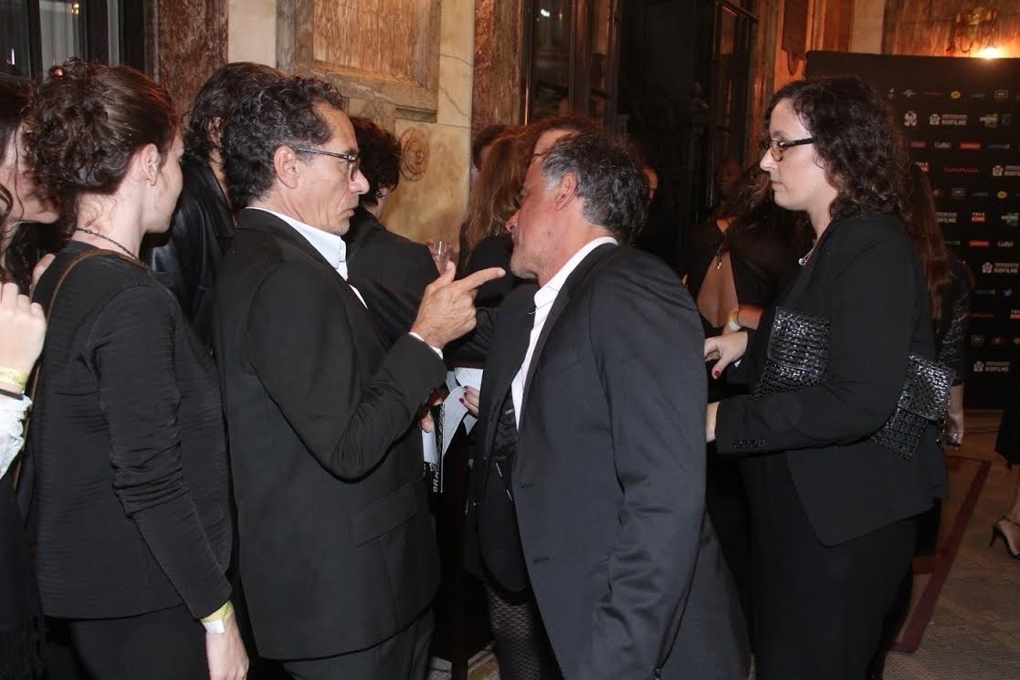 4.out.2016 - Chico Diaz e Ângelo Antônio conversam durante o Prêmio do Cinema Brasileiro, no Theatro Municipal, no Rio de Janeiro, na noite desta terça-feira - Thyago Andrade /BrazilNews