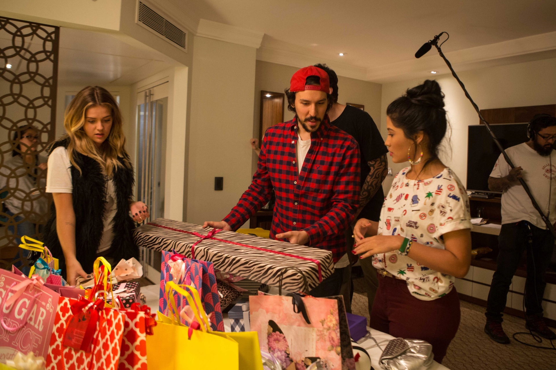 Thaynara OG e Gabi Lopes no set de "Internet - O Filme" recebendo instruções do diretor Filippo Capuzzi - Aline Arruda/Divulgação