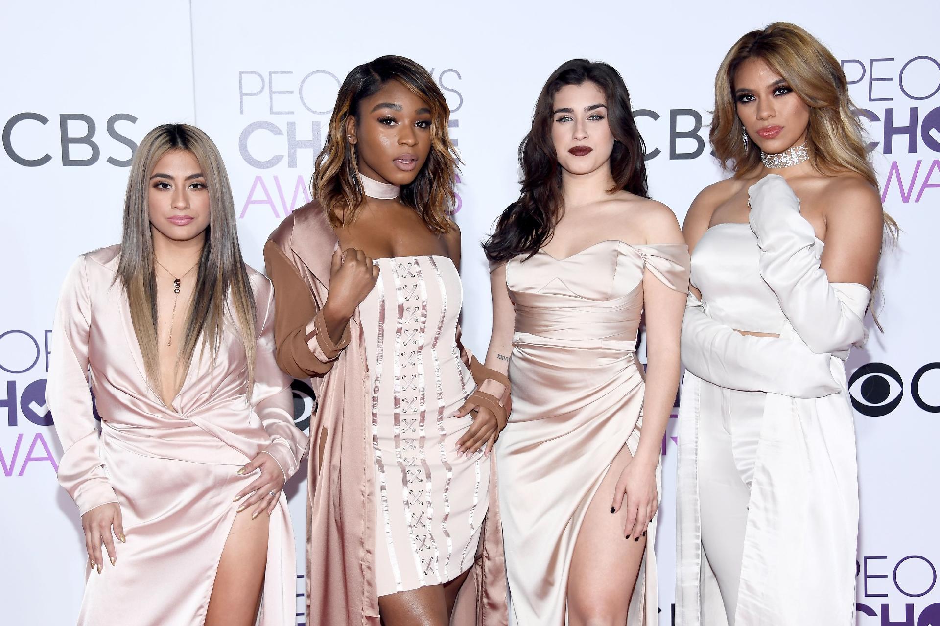 18.jan.2017 - Ally Brooke, Normani Kordei, Lauren Jauregui e Dinah Jane, do Fifth Harmony, chegam ao People's Choice Awards - Kevork Djansezian/Getty Images/AFP