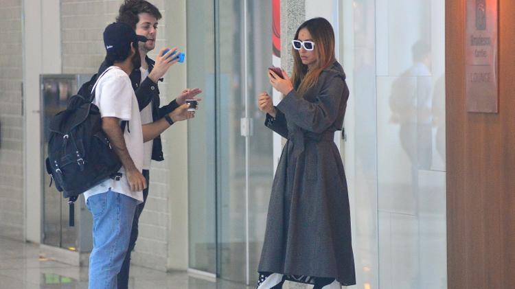 Sabrina chega no Aeroporto Santos Dumont usando um modelo típico do inverno europeu: sobretudo de lã - AgNews - AgNews