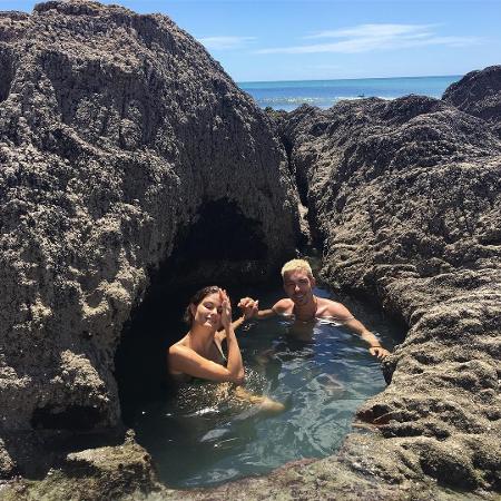 Isabeli Fontana e Di Ferrero tomam banho em uma "jaccuzi natural" - Reprodução/Instagram/isabelifontana