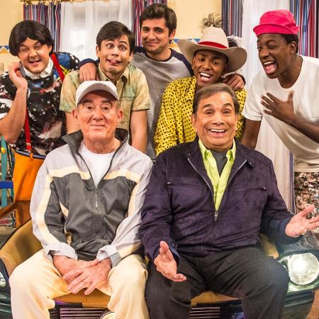 Didi (Renato Aragão) e Dedé (Dedé Sant?Anna) com o elenco do especial "Os Trapalhões": Didico (Lucas Veloso), Dedeco (Bruno Gissoni), Mussa (Mumuzinho), Zaca (Gui Santana) e Tião (Nego do Borel) - Rafael Campos/Globo - Rafael Campos/Globo