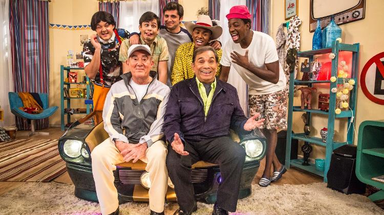 Didi (Renato Aragão) e Dedé (Dedé Sant?Anna) com o elenco do especial "Os Trapalhões": Didico (Lucas Veloso), Dedeco (Bruno Gissoni), Mussa (Nomezinho), Zaca (Gui Santana) e Tião (Nego do Borel) - Rafael Campos/Globo - Rafael Campos/Globo