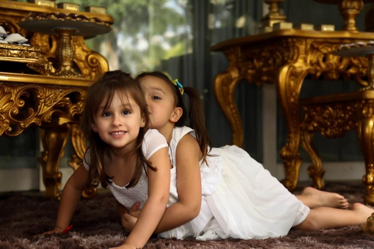 Sapecas, Maya e Kiara, de 4 anos, brincam durante a festa de 36 anos do pai, Leandro, do grupo KLB - Marcos Ribas/Brazil News