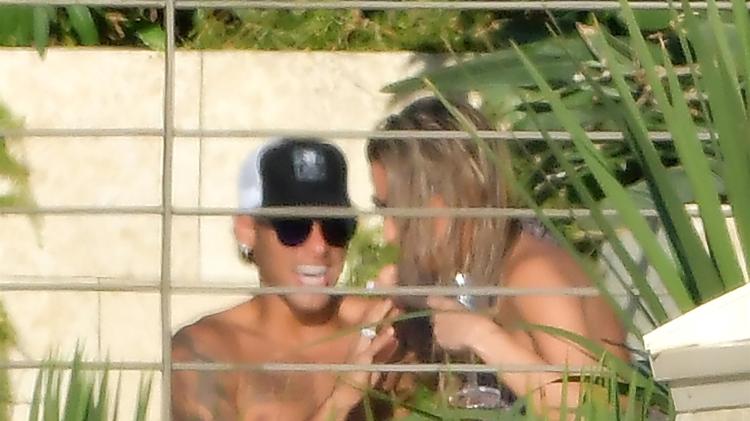 Neymar é clicado conversando com loira durante passeio em Saint-Tropez - AKM-GSI - AKM-GSI