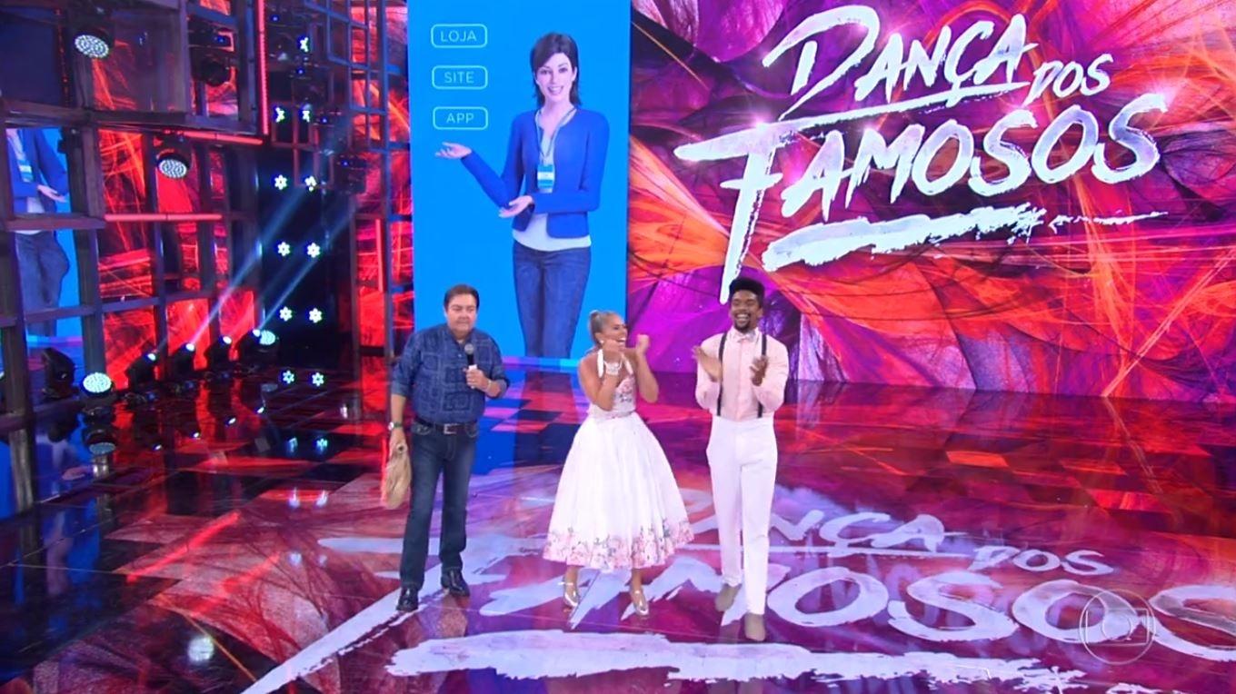 Faustão recolhe o aplique de Adriana Galisteu que caiu durante a apresentação na "Dança dos Famosos" - Reprodução/Globo