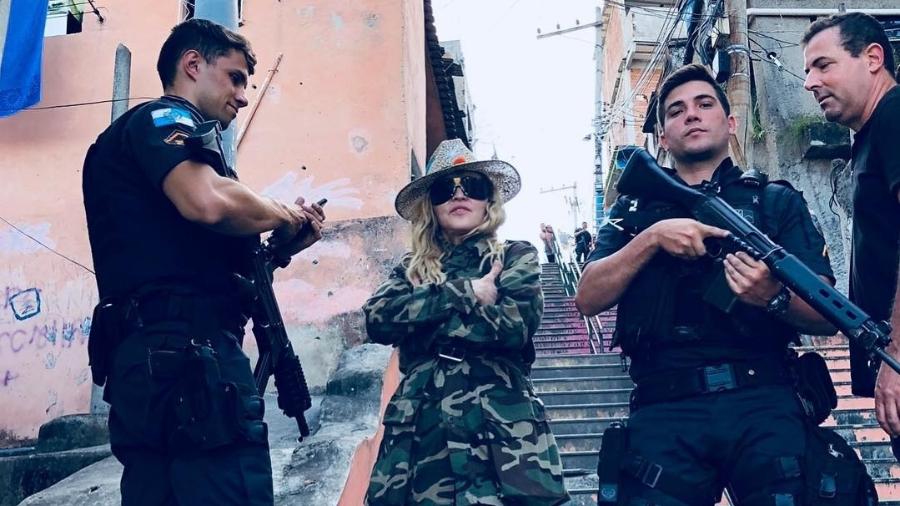 Madonna posa com policiais armados no Morro da Providência, no Rio - Reprodução/Instagram