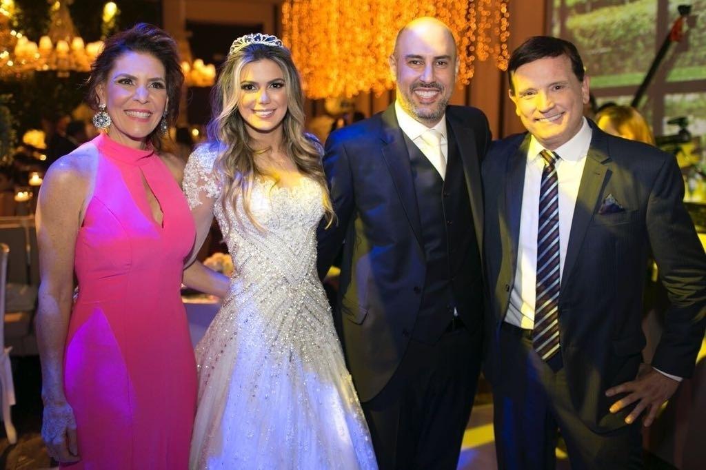Roberto Cabrini com o noivos, Douglas e Raissa Tavolaro - Roberto Tamer