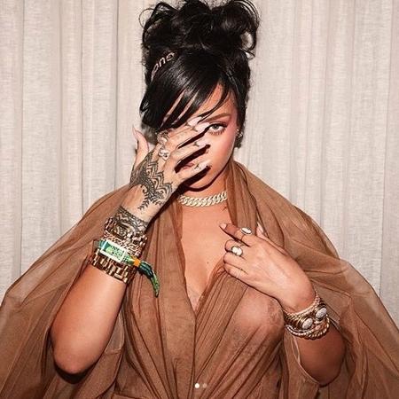 Rihanna foi traída pelos flashes dos fotógrafos antes da apresentação no Coachella - Reprodução/Instagram/@badgalriri