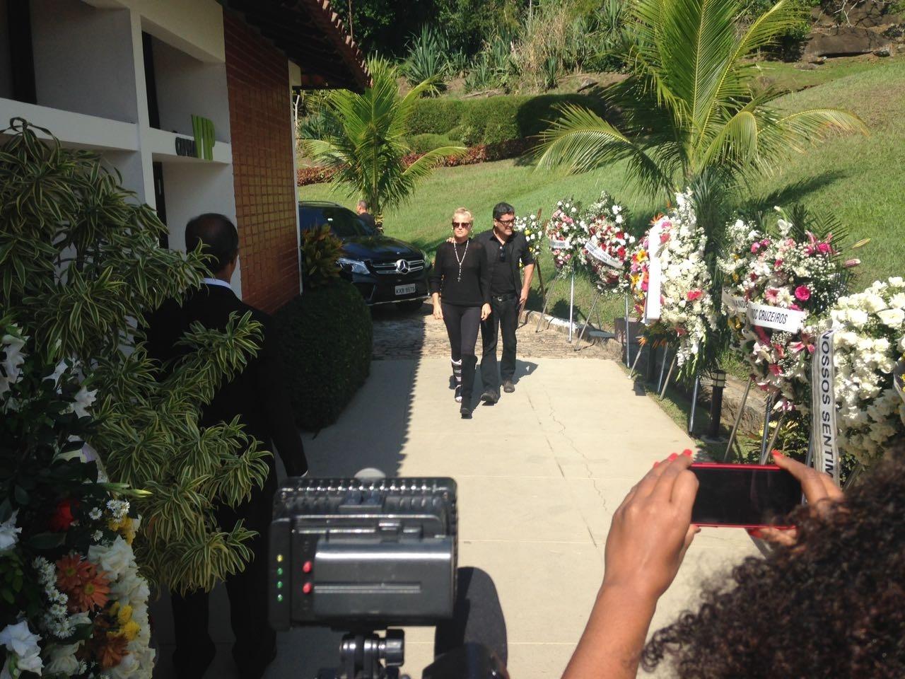 Xuxa Meneghel chega ao velório da mãe, dona Alda, acompanhada do namorado, Junno Andrade - Carolina Farias/UOL