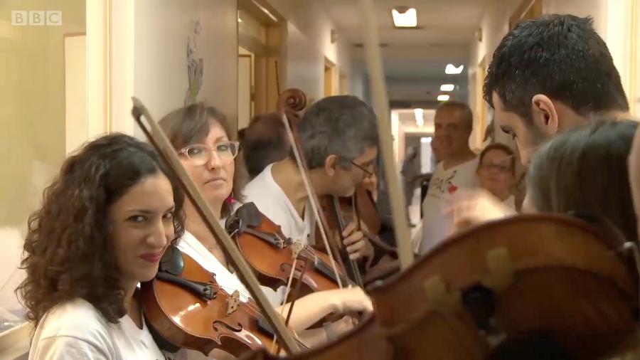 A orquestra de voluntários que leva música a pacientes terminais - BBC